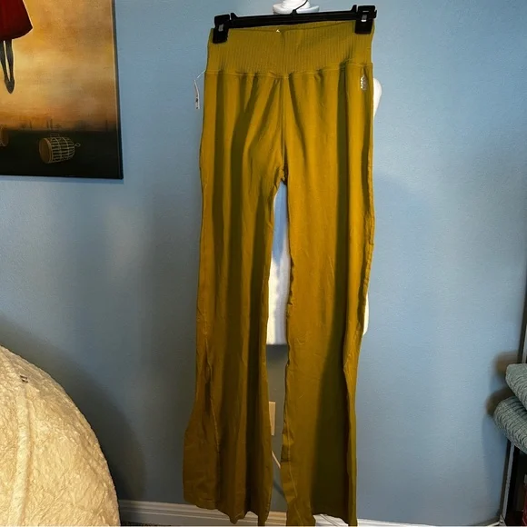 Free People FP MOVEMENT Good Karma Flare Leggings Yoga Pants in Army Green M/L - Picture 1 of 7